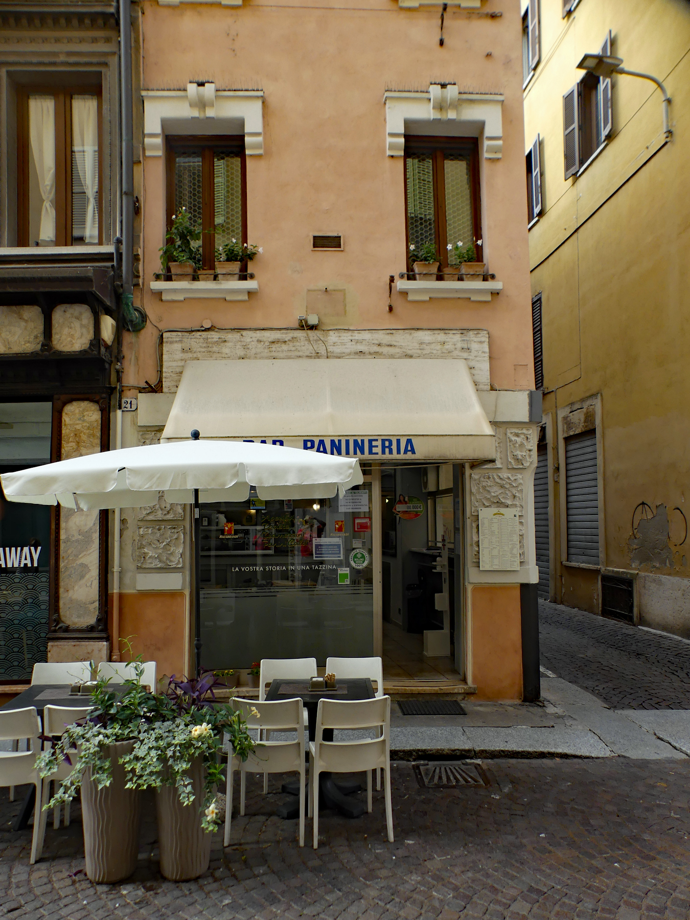 Bäckerei mit Kaffeetischen