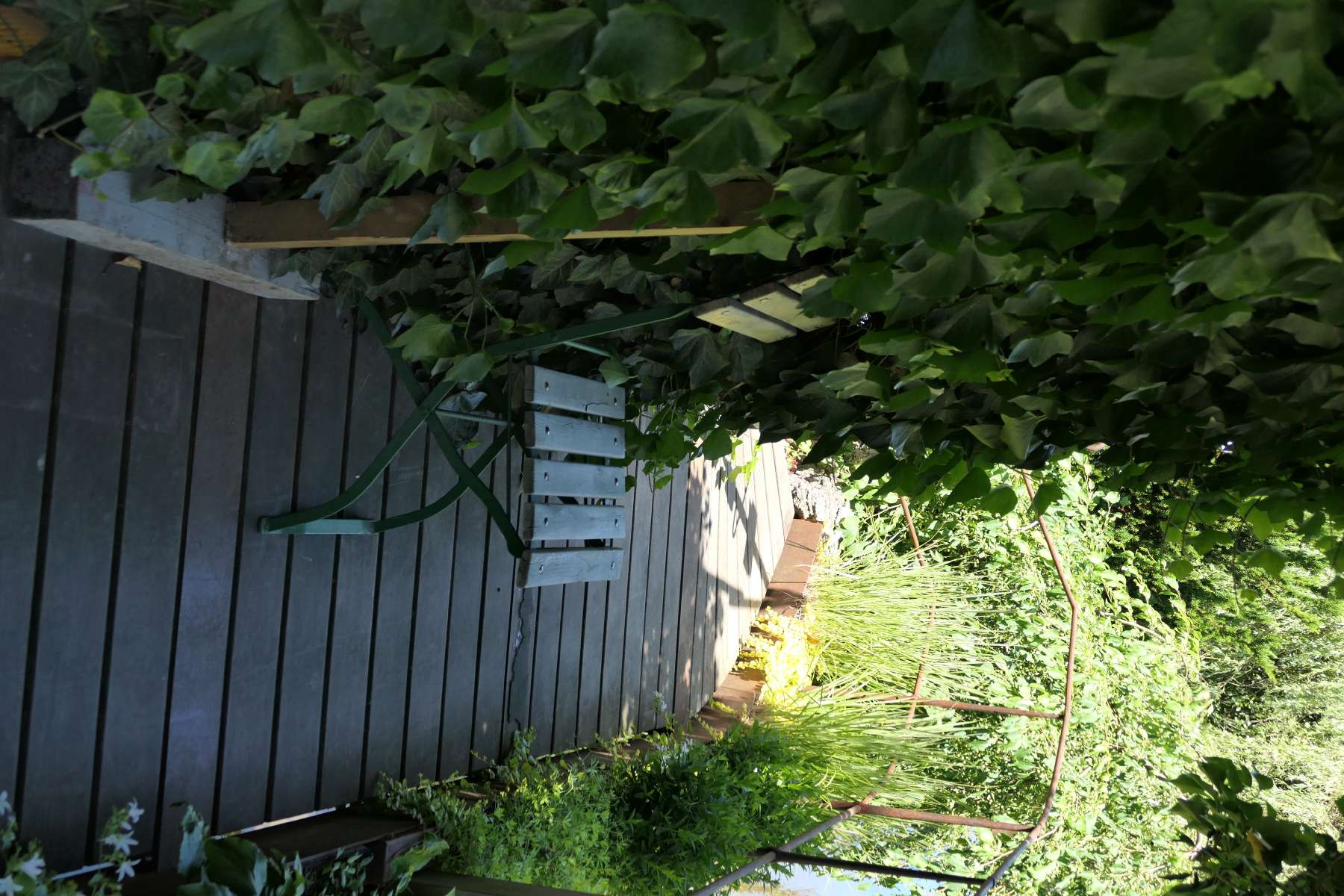 Stuhl an schattiger Wand