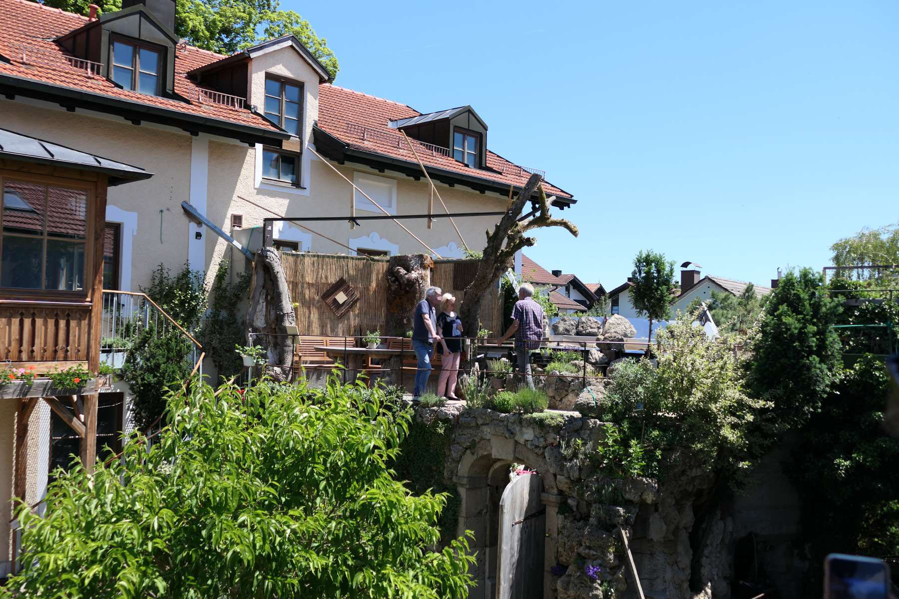 Blick auf eine weitere erhöhte Terrasse
