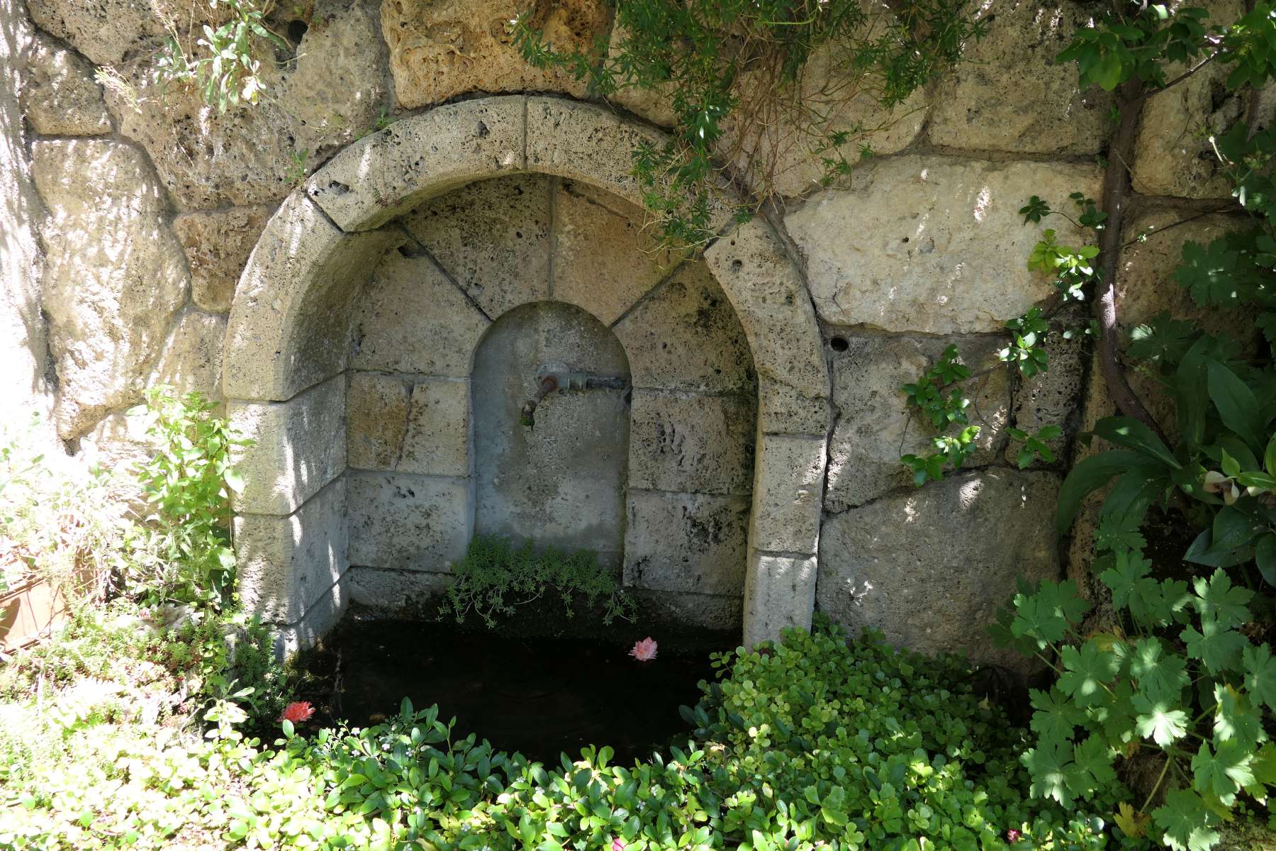 Mauernische mit kleinem Brunnen