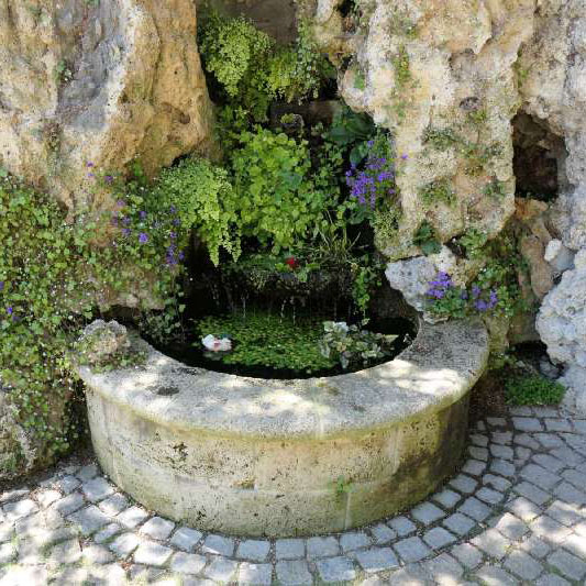 Quellstein in Brunnenform