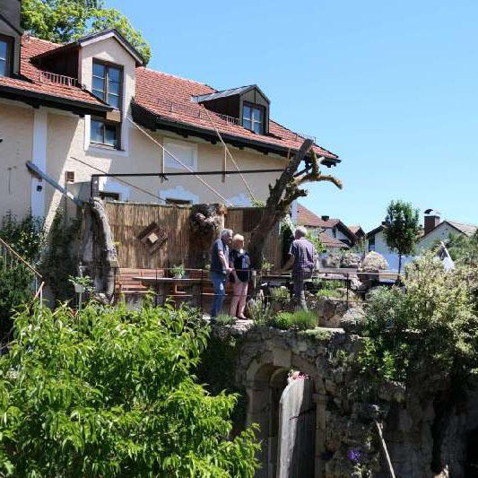 Blick auf eine weitere erhöhte Terrasse