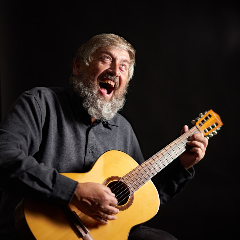 Portrait von Alex Pelka mit Gitarre