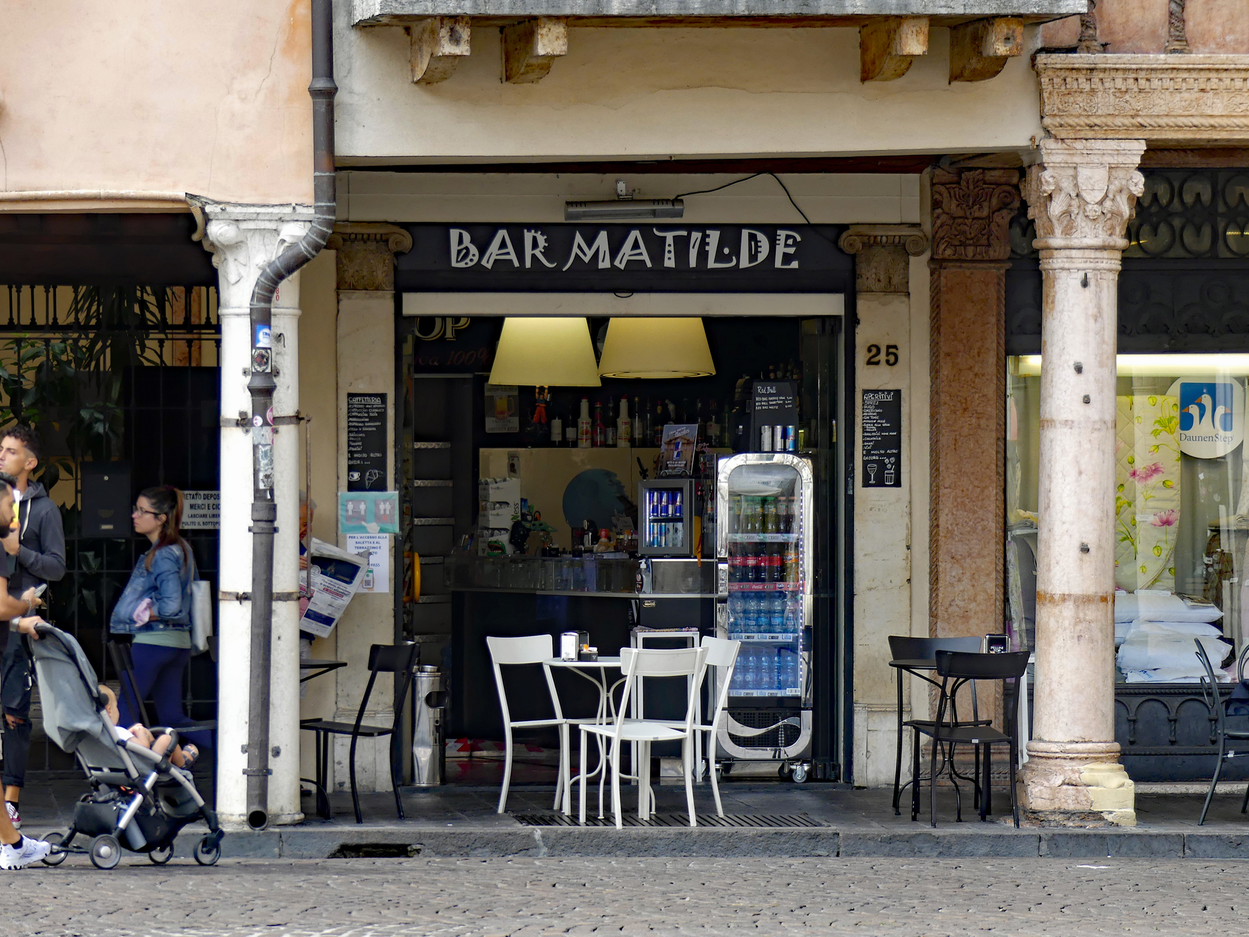 Bar mit Stühlen auf dem Gehweg