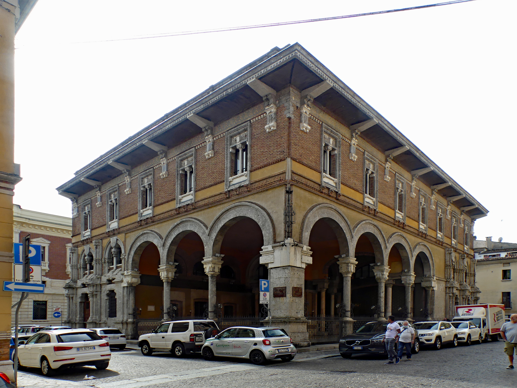 Mantova, Gebäude mit großer Säulenhalle im Eingangsbereich