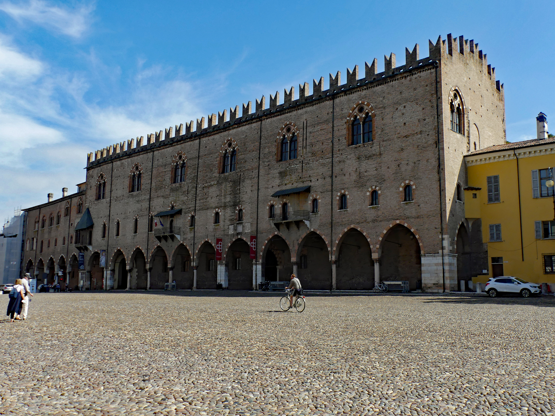 Gebäude mit Arkaden