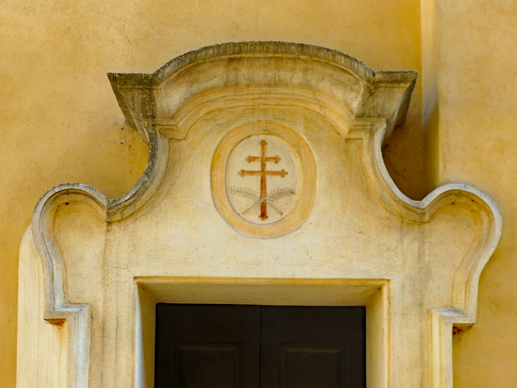 Kirchenportal mit Kreuz
