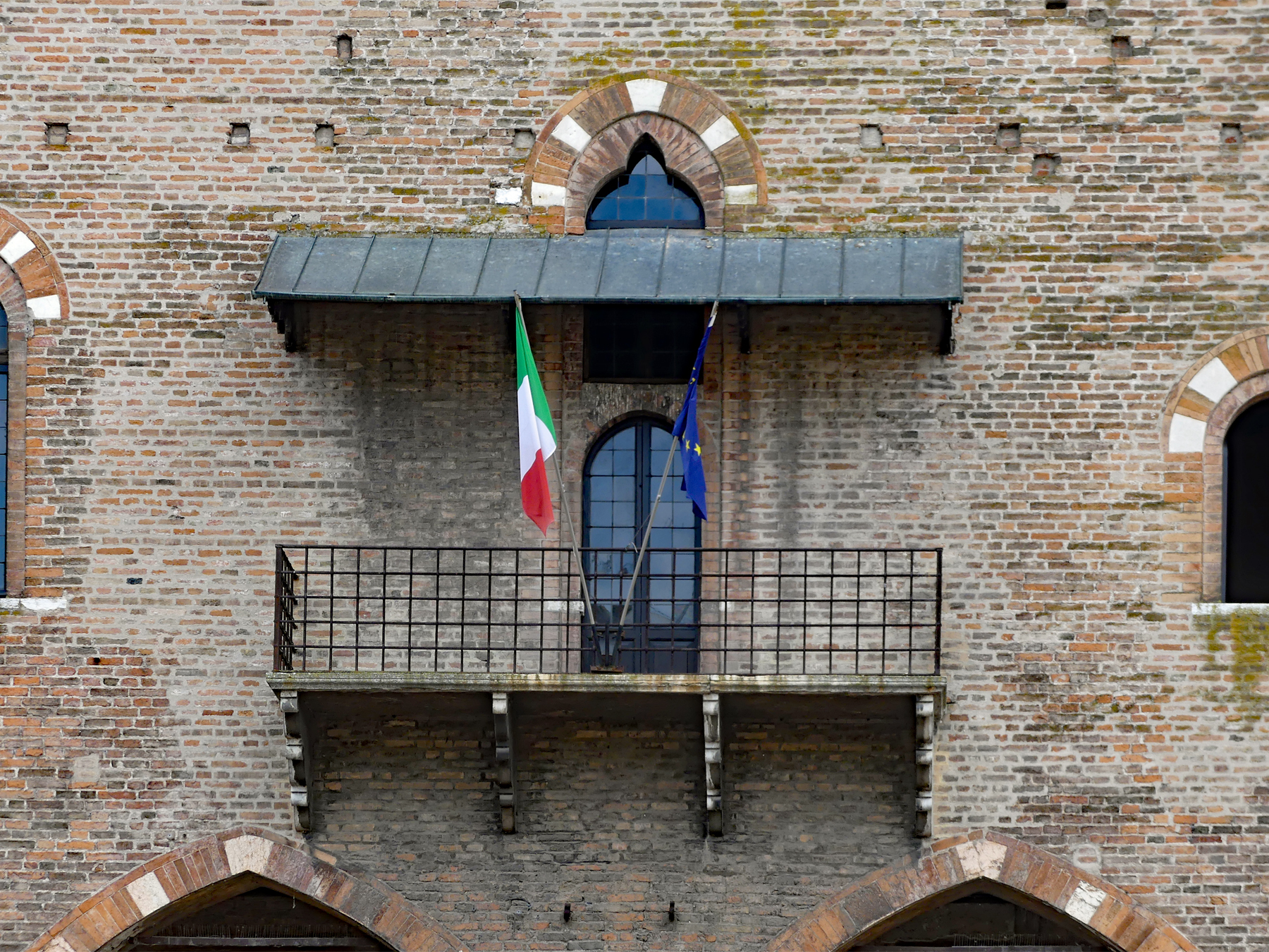 Balkon mit italienischer Flagge und Vordach