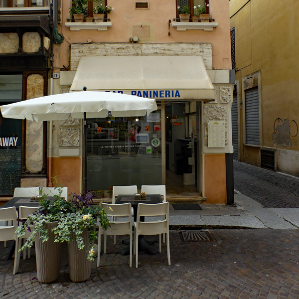 Bäckerei mit Kaffeetischen