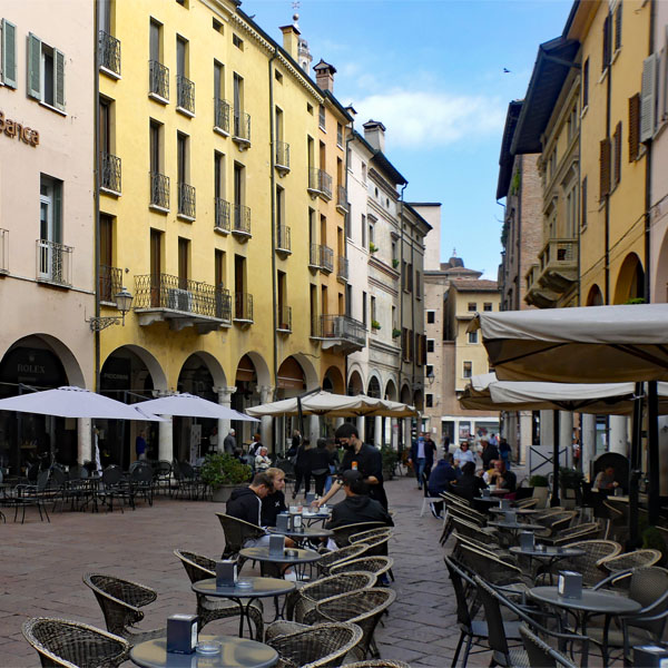 Innenstadt Mantova mit Cafes