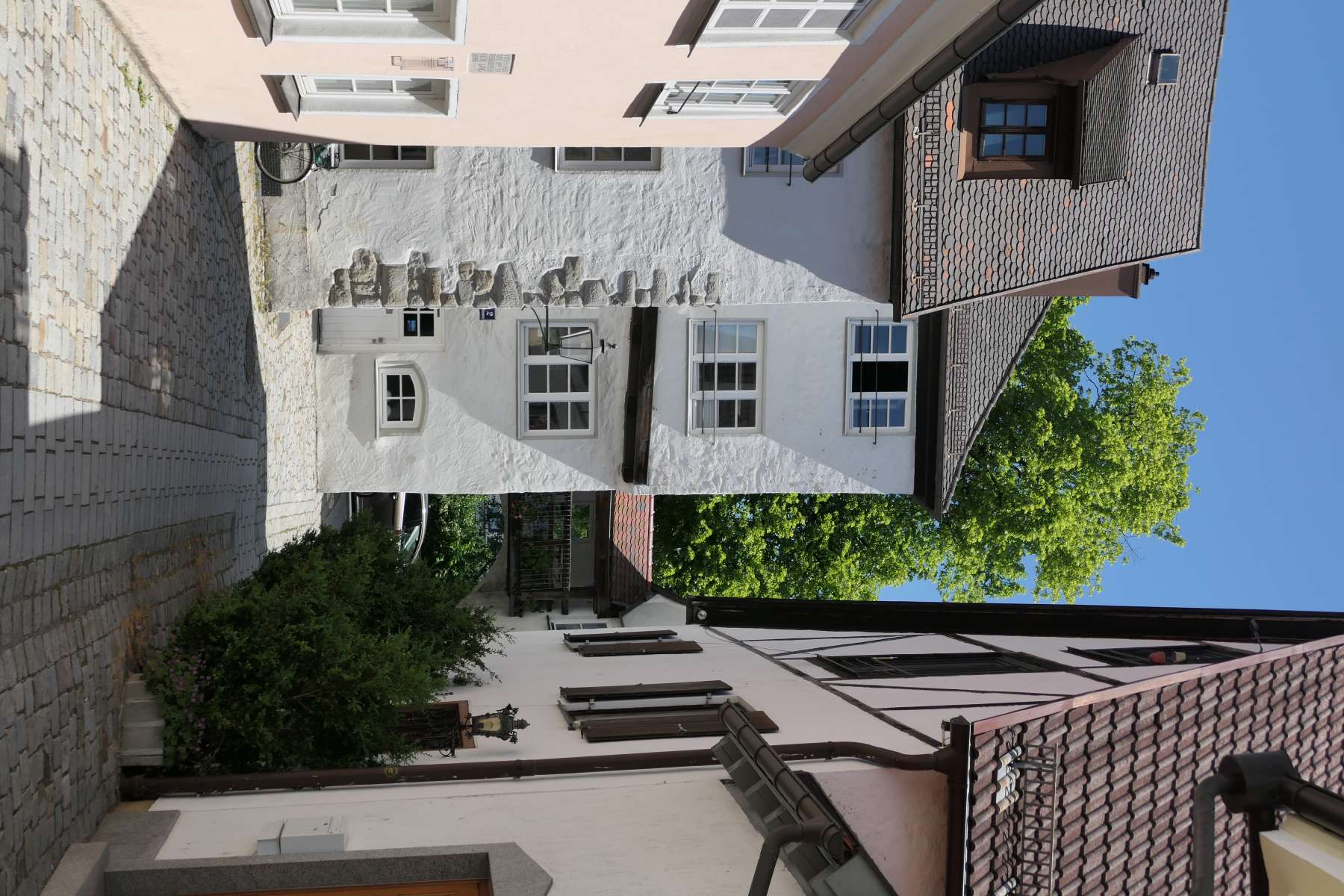 Kleine Gasse mit Brücke zwischen den Häusern