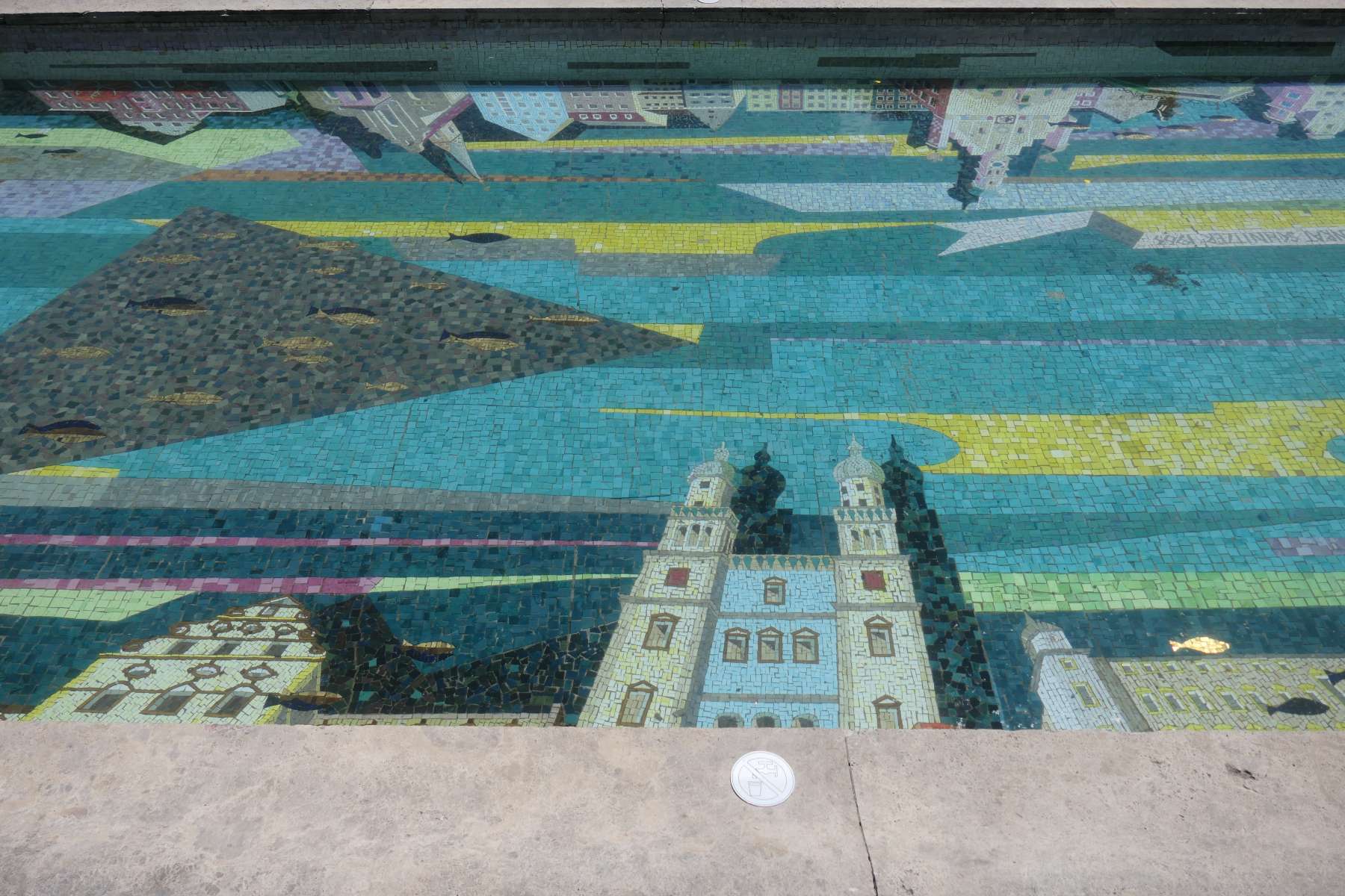 Pool im Residenzgarten mit Mosaik