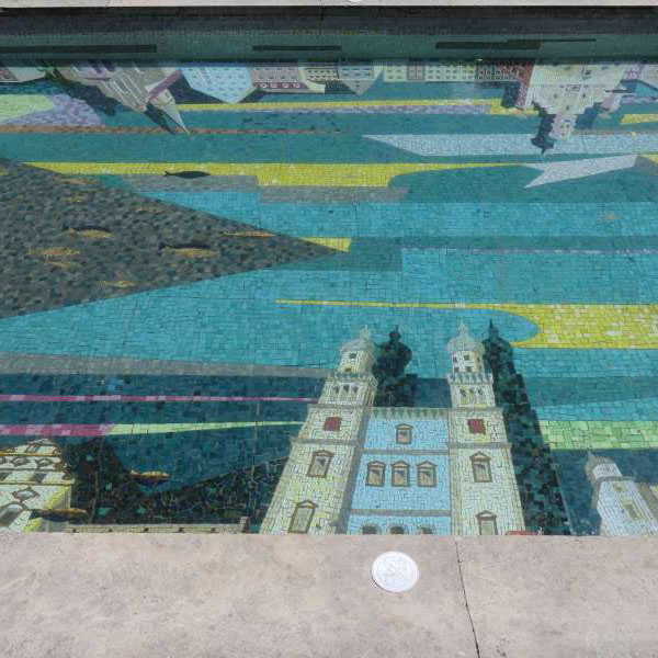 Pool im Residenzgarten mit Mosaik