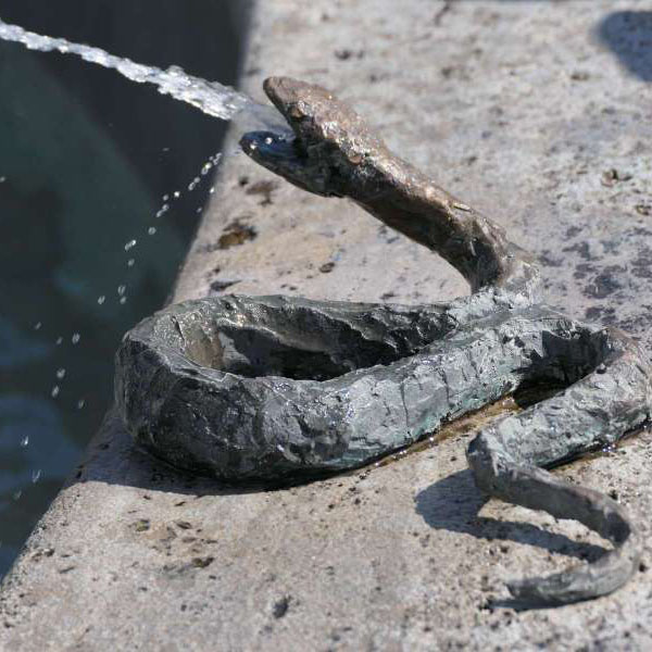 Detail vom Brunnenrand: Wasserspeiende Schlange