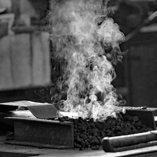 Feuer in der Esse einer Schmiede