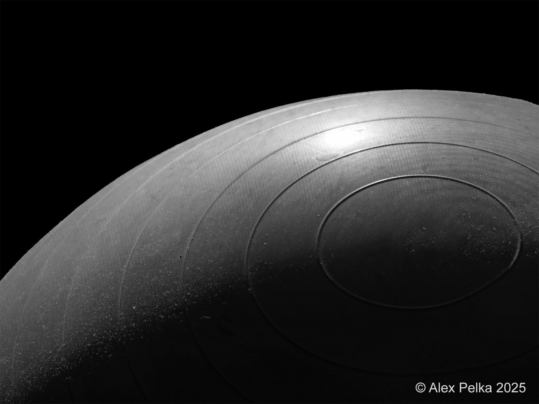 Gymnastikball in einem spärlich beleuchteten Raum