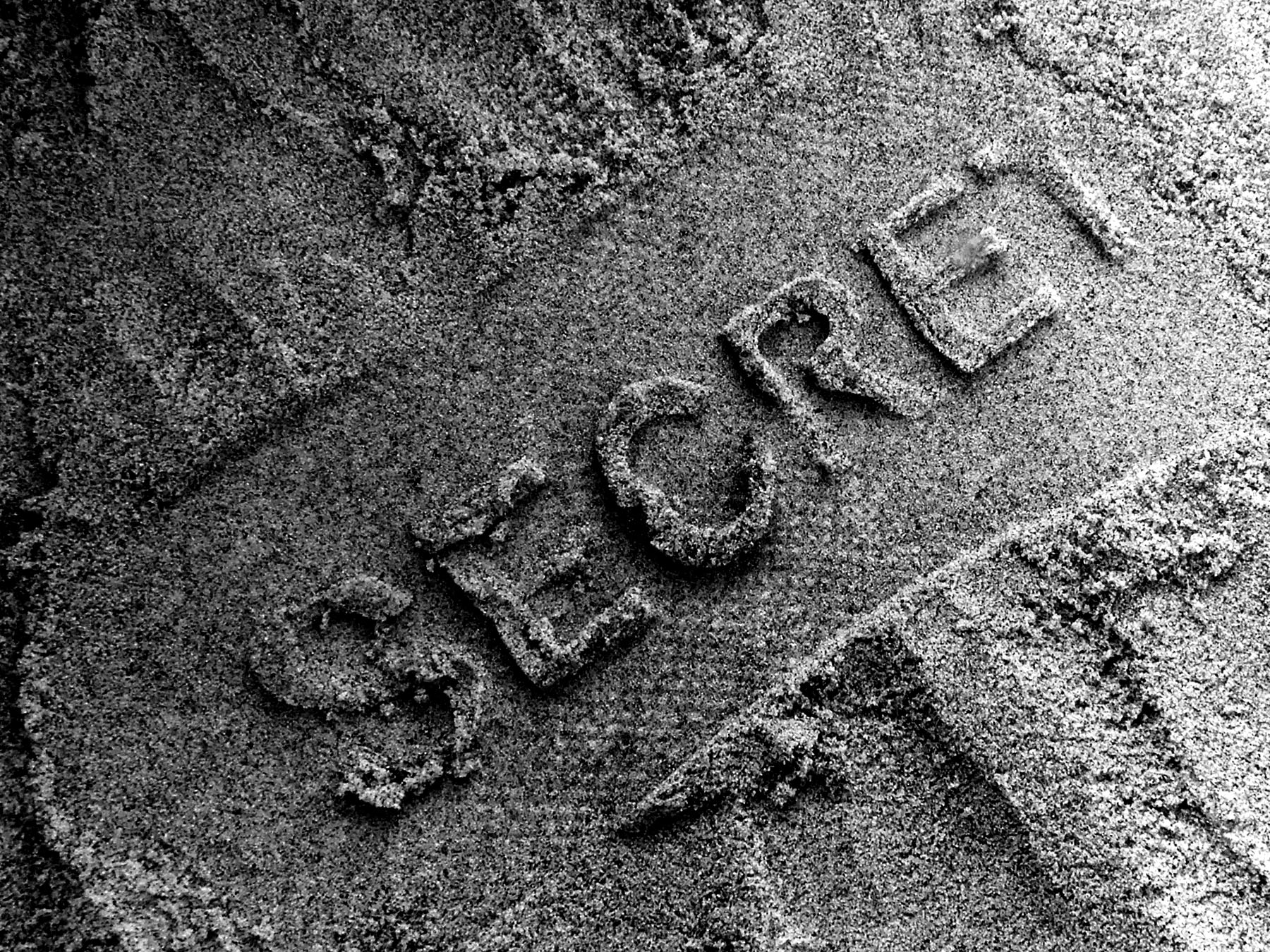 Geheimnisvolle Spuren - Schuhabdruck mit Schrift Secret
