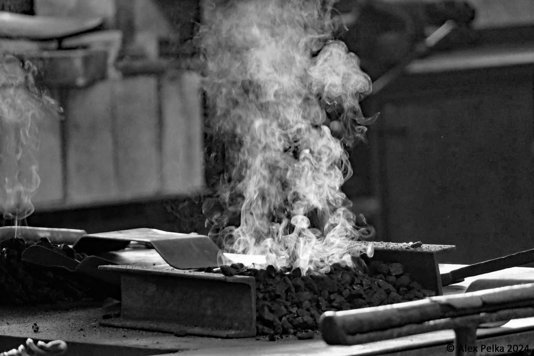 Feuer in der Esse einer Schmiede