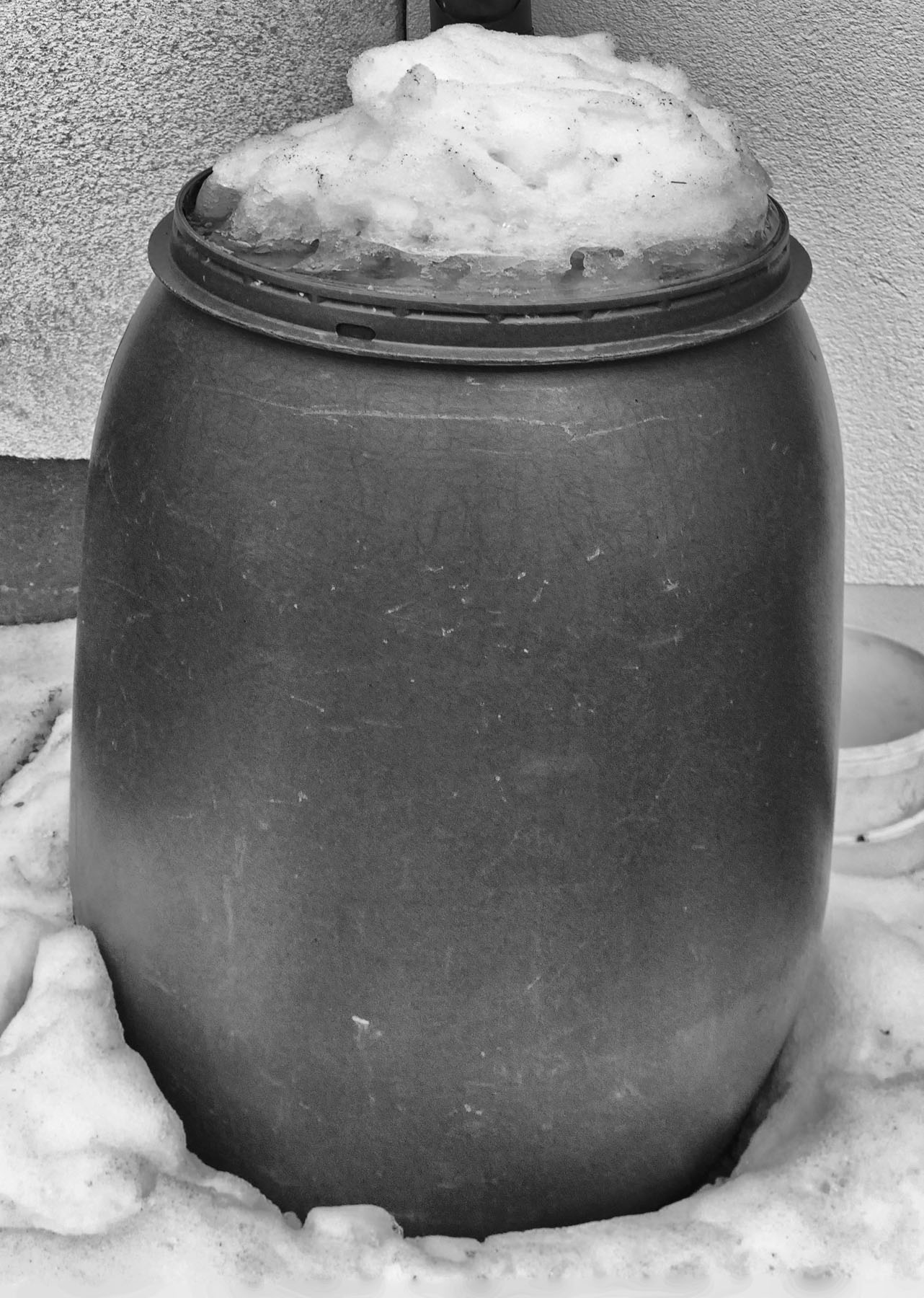 Regentonne mit Schnee