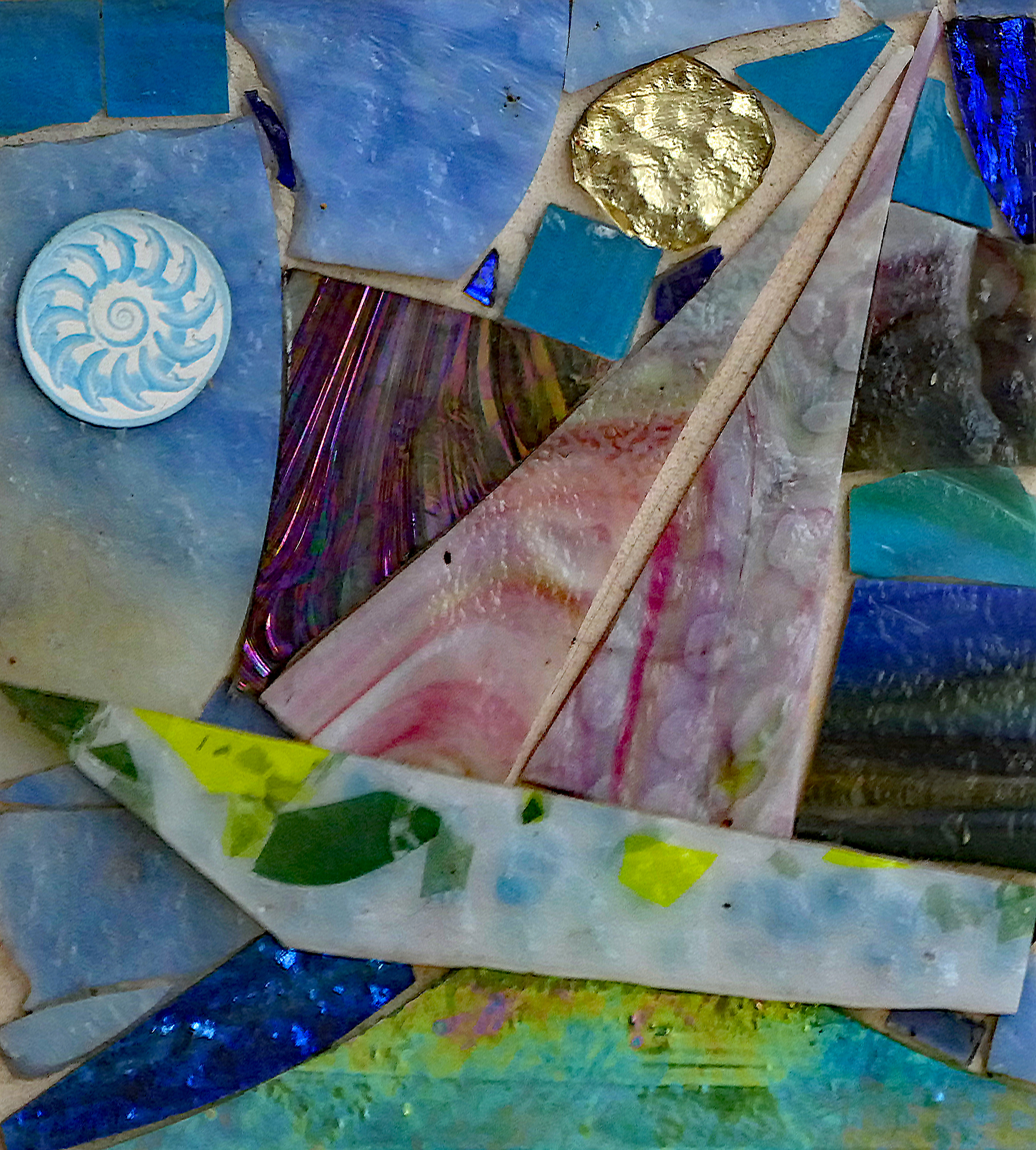 Segelschiff, Glasscherben auf Stein